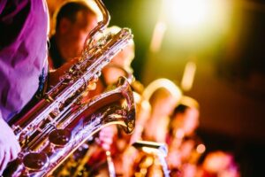Nahaufnahme eines Saxofons bei einem stimmungsvollen Livekonzert