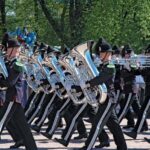 Marschierende Blaskapelle mit glänzenden Blechblasinstrumenten im Gleichschritt