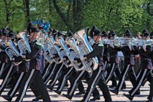 Marschierende Blaskapelle mit glänzenden Blechblasinstrumenten im Gleichschritt