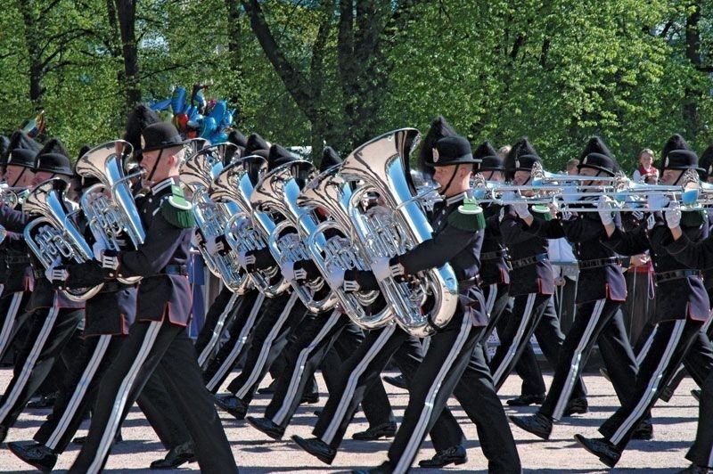 Marschierende Blaskapelle mit glänzenden Blechblasinstrumenten im Gleichschritt